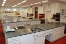 Moderne Schulküche mit mehren Küchenzeilen und Küchenutensilien.