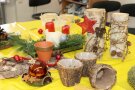 Festliche Weihnachtsdekoration auf Tisch.