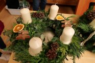 Adventskranz mit vier weißen Kerzen