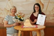 Schulleiterin Rosemarie Thalhammer und Silvia Lerchenberger mit Blumenstrauße und Urkunde