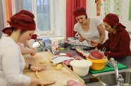 Studierende in der Küche beim Backen und Garnieren