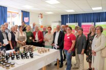 personengruppe vor Tisch mit Gläsern und Dekoration