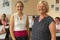 2 Frauen stehen nebeneinander