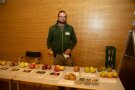 Mann vor Tisch mit diversen Apfelsorten.