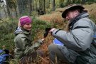 Mitarbeiter der Fachstelle Waldnaturschutz mit Auerhuhnfeder