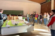 Gruppe von Frauenrund um Anhänger mit Gegenständen