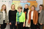 6 Personen stehen nebeneinander