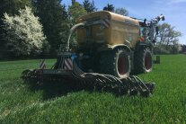 Traktor bringt Gülle aus