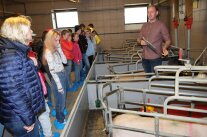 Landwirt erklärt Stall vor Kindern